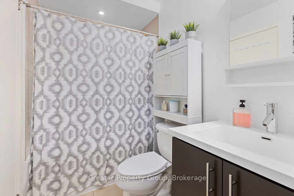 520 North Service Rd, #203