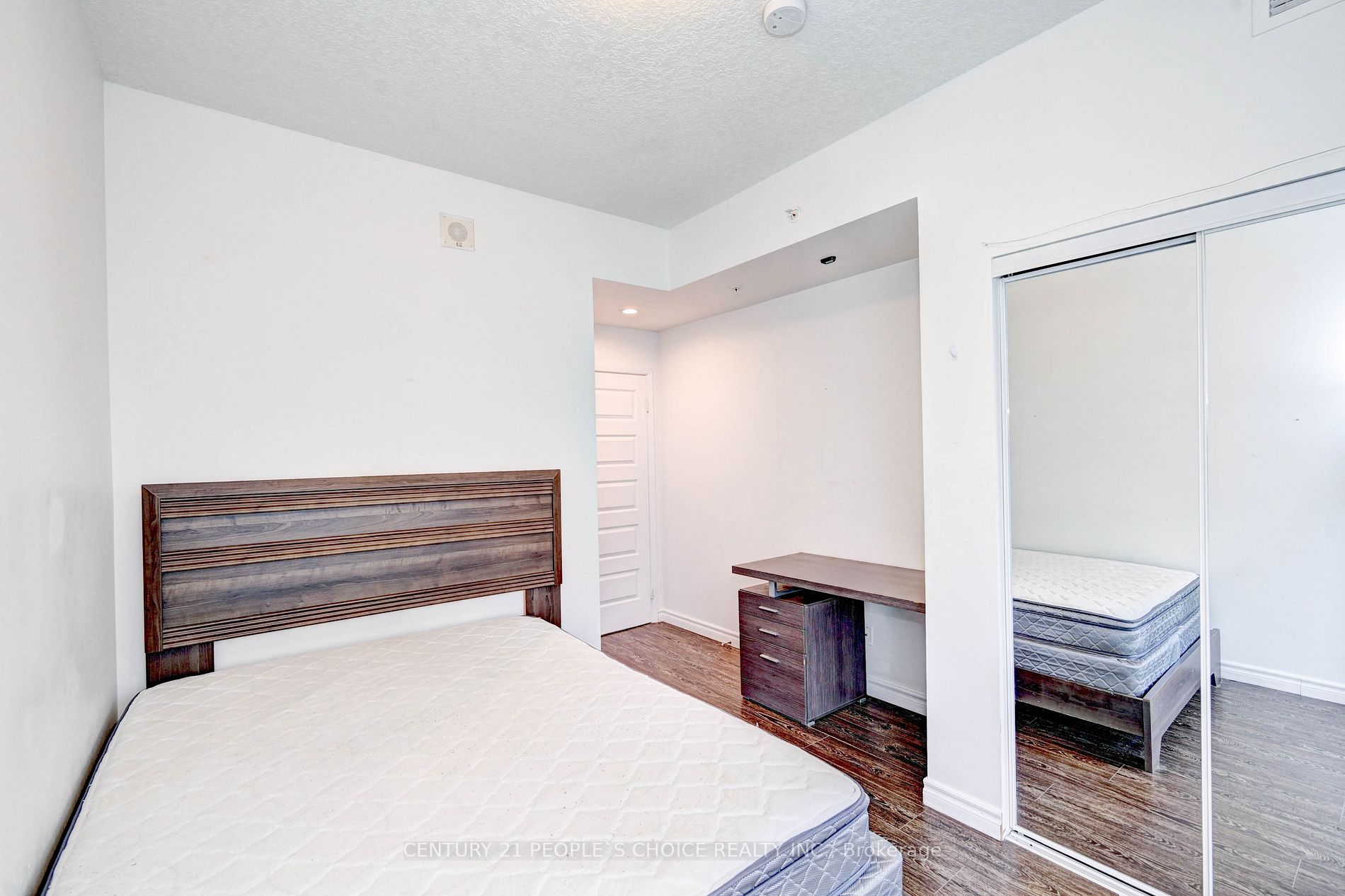 158 King Street N, #907