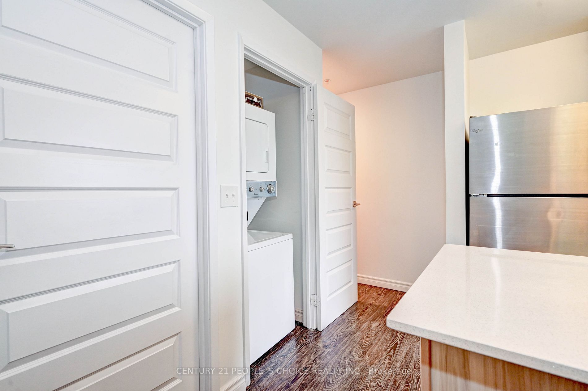 158 King Street N, #907