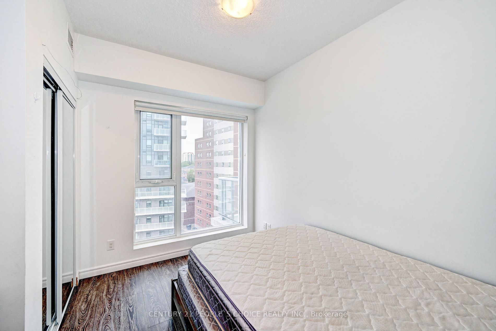 158 King Street N, #907