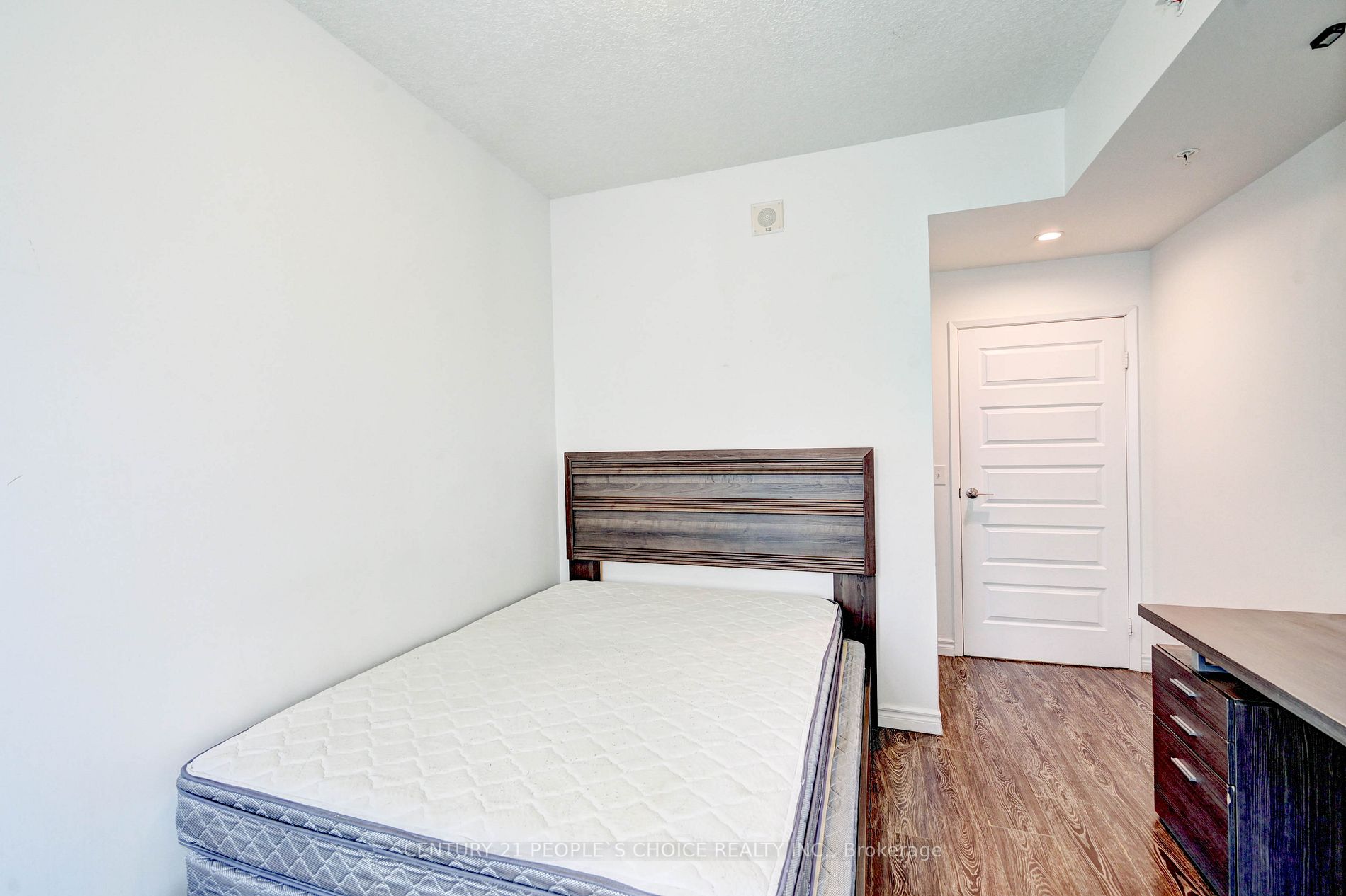 158 King Street N, #907
