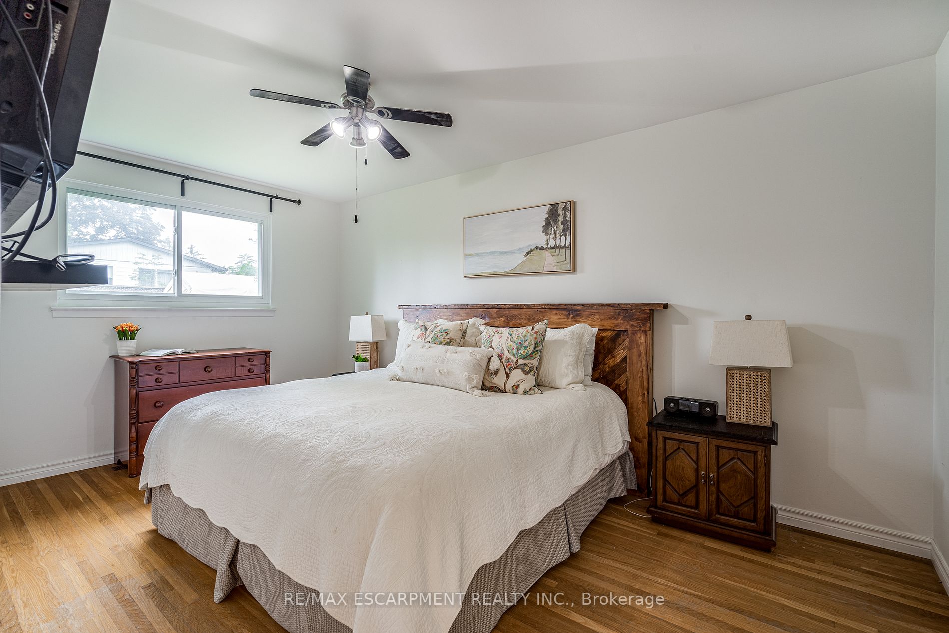 24 Sunrise Cres