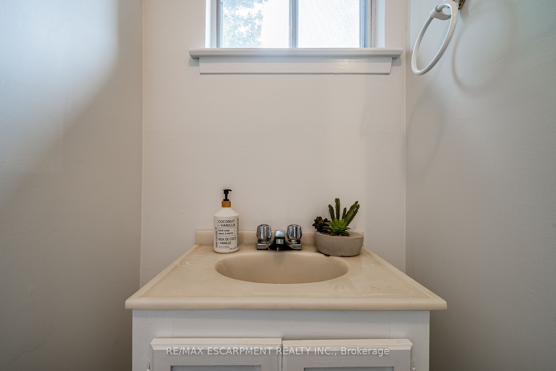 24 Sunrise Cres
