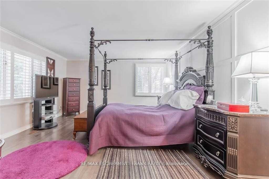 18 Stonegate Dr