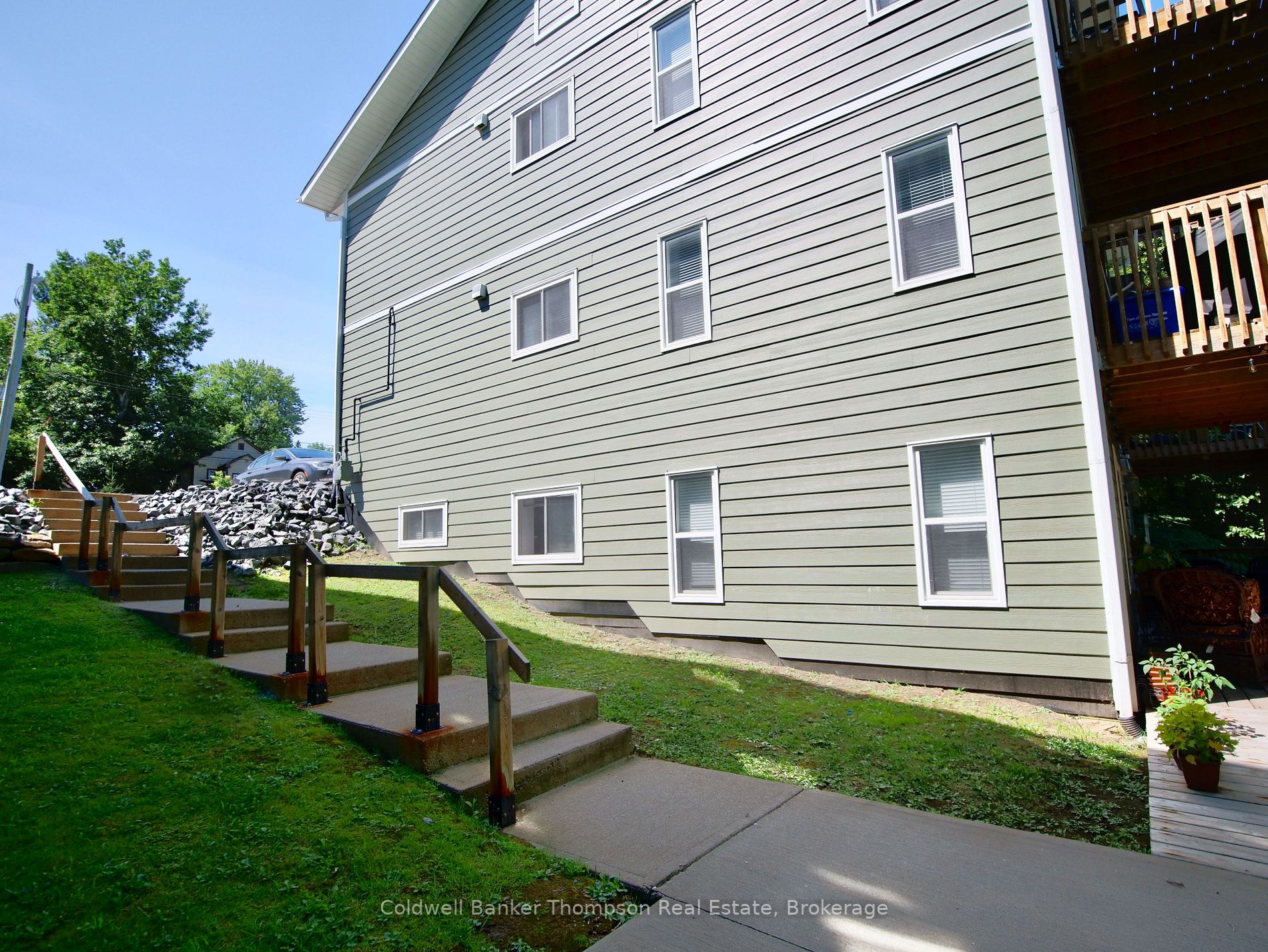 114 Main St W