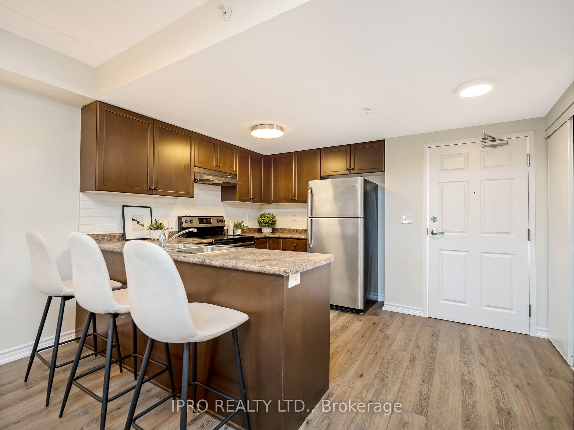 60 Lynnmore St, #111