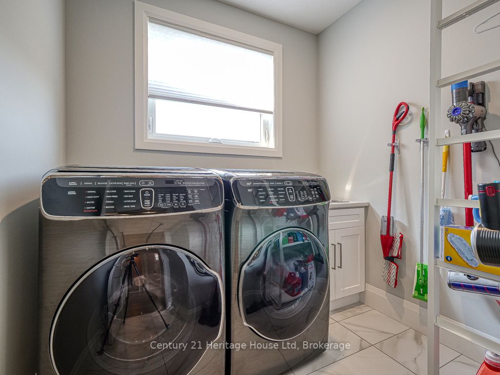 1061 Alberni Rd