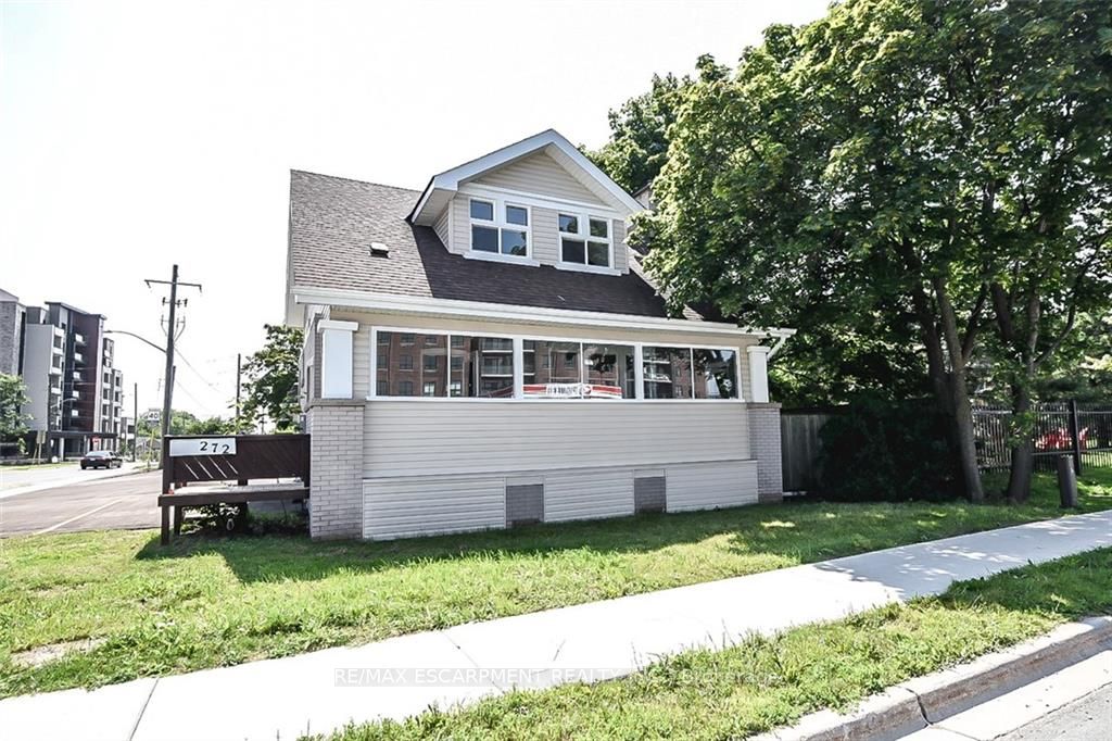 272 Dundas St E