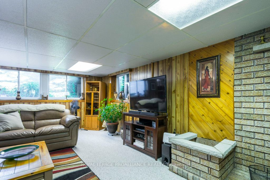 1097 Burr Rd