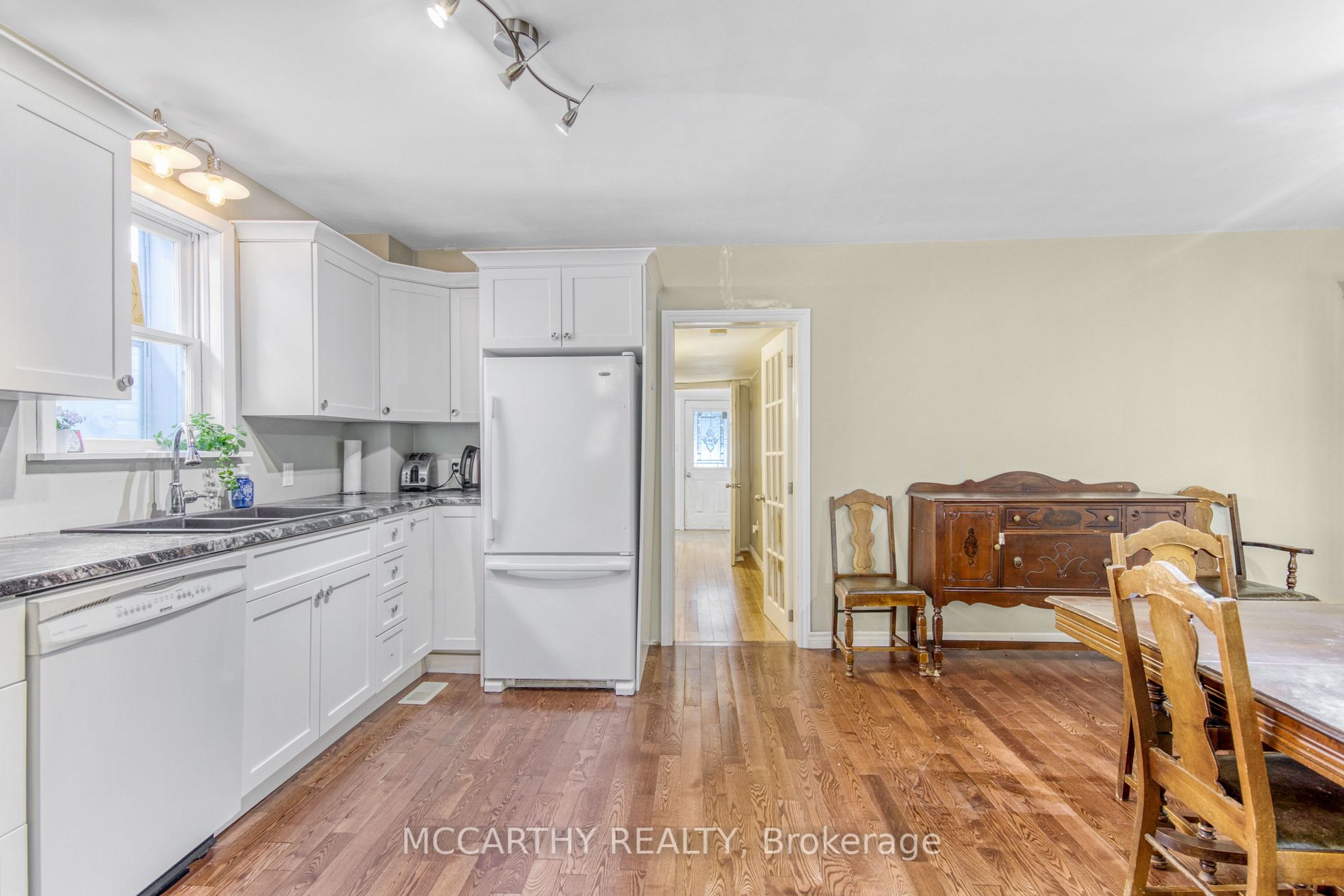 213 Main St E
