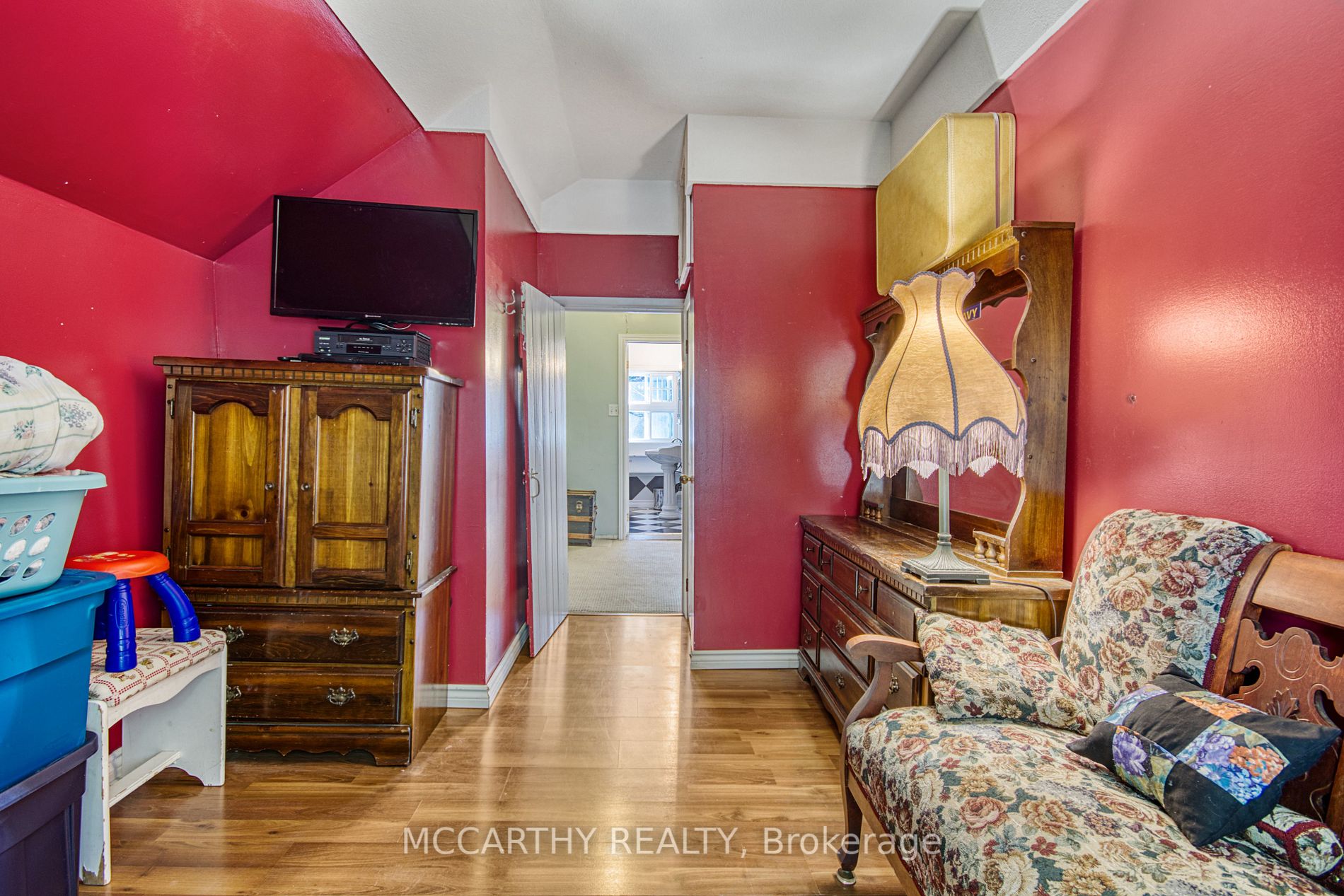 213 Main St E