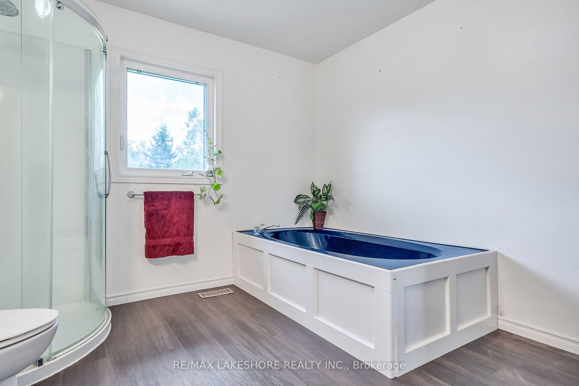3842 Larose Cres