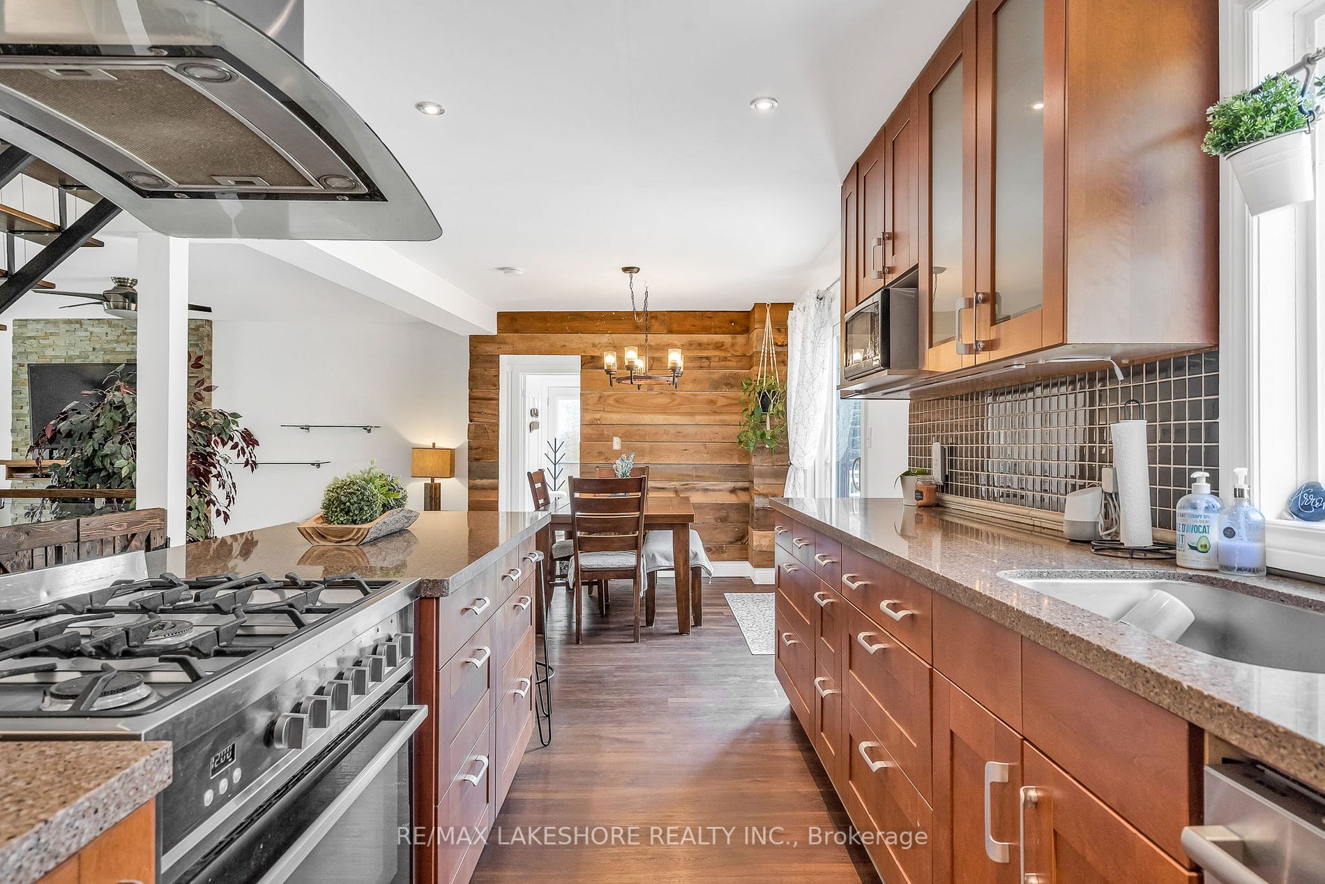 3842 Larose Cres