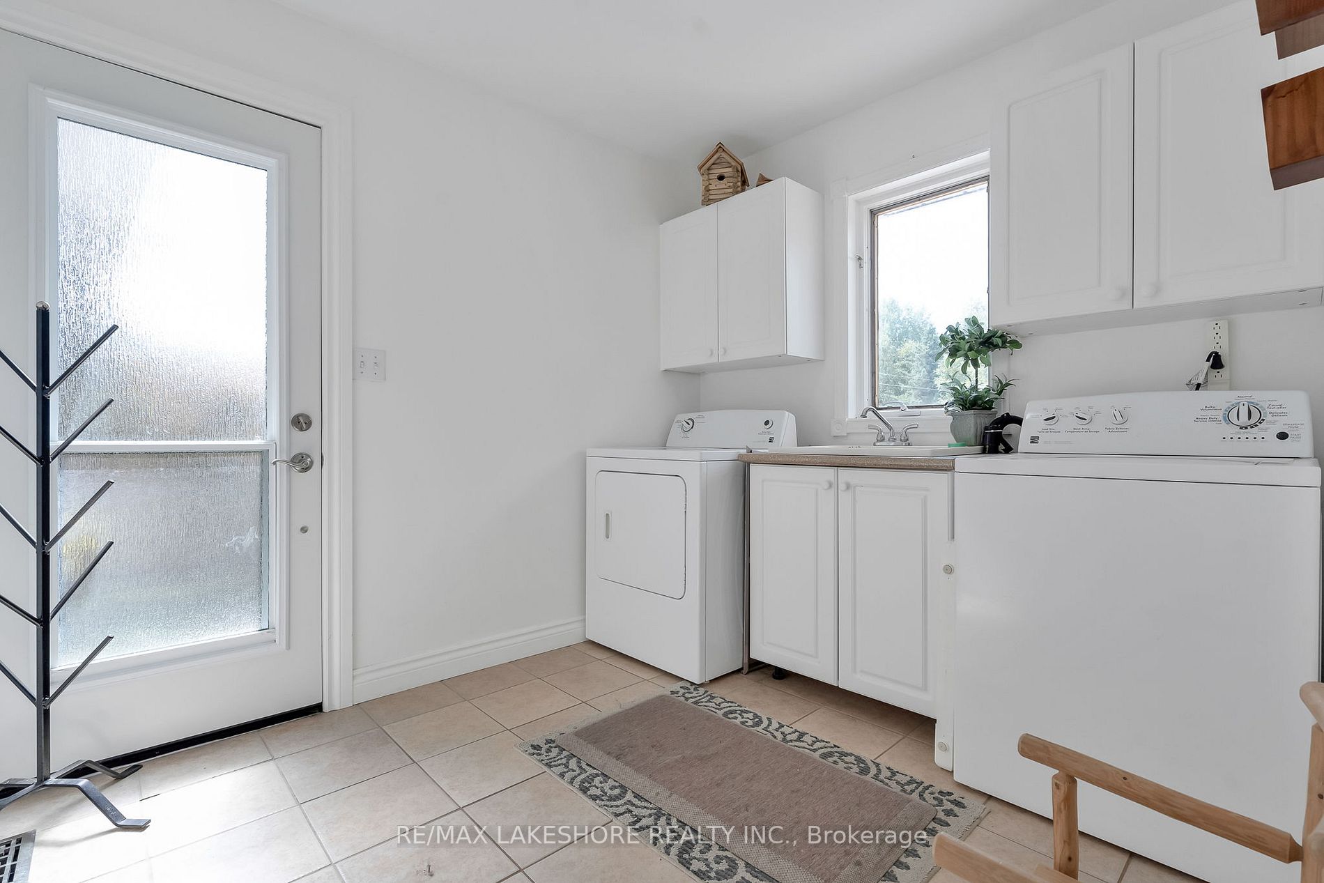 3842 Larose Cres