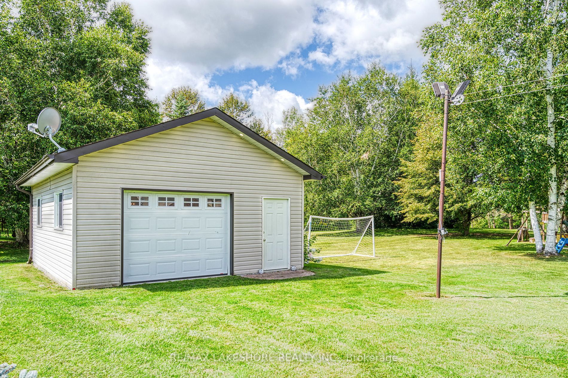 3842 Larose Cres