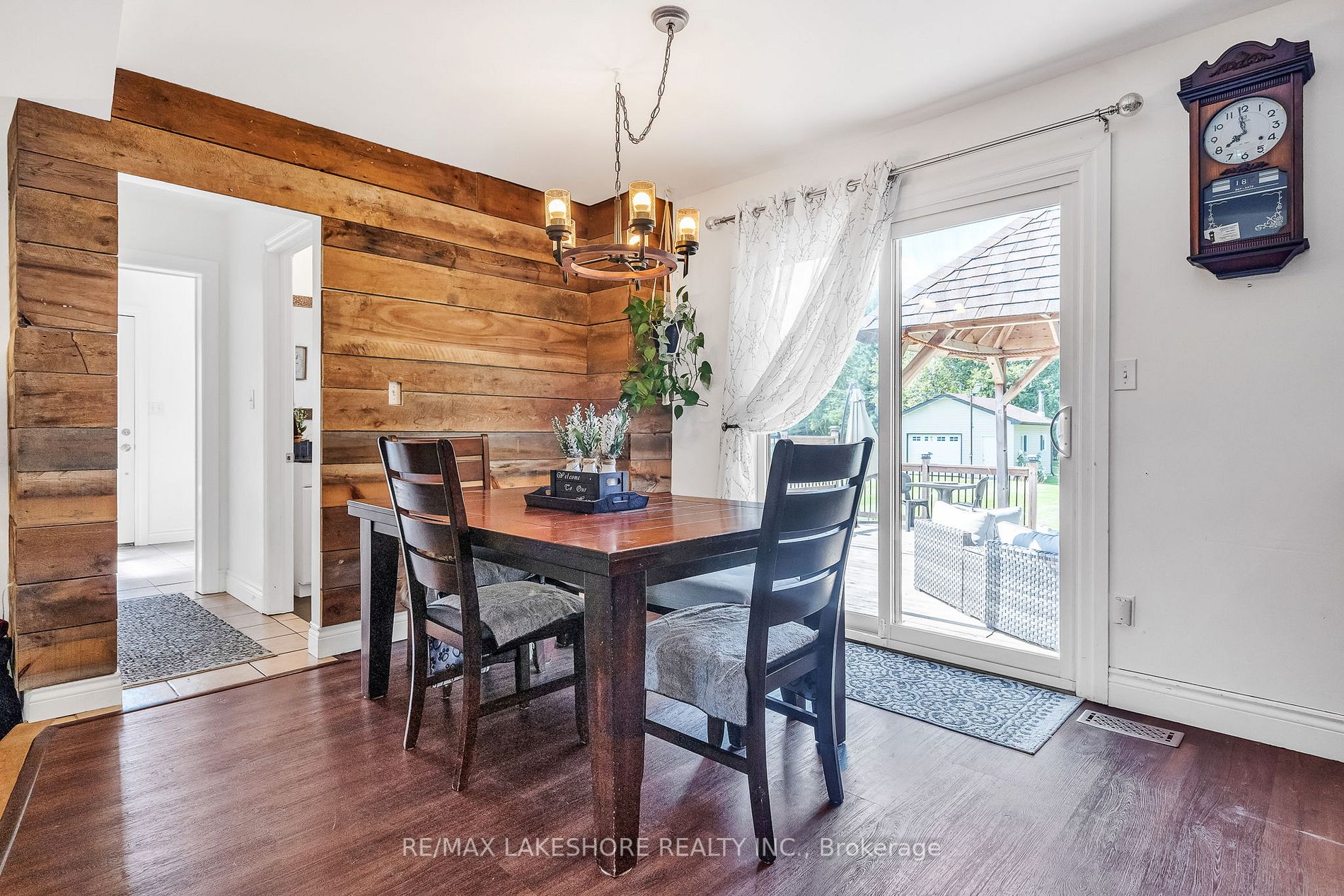 3842 Larose Cres