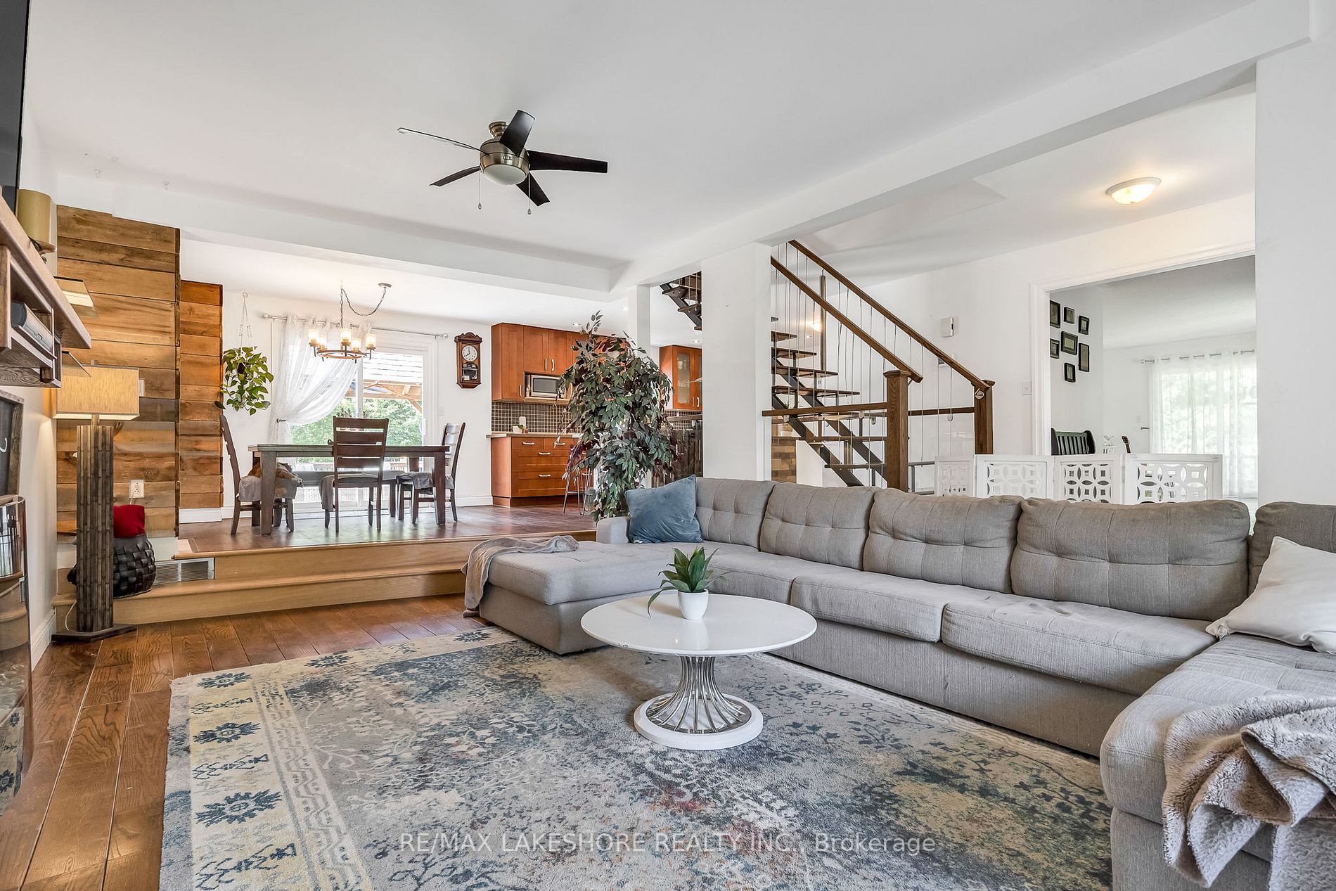 3842 Larose Cres