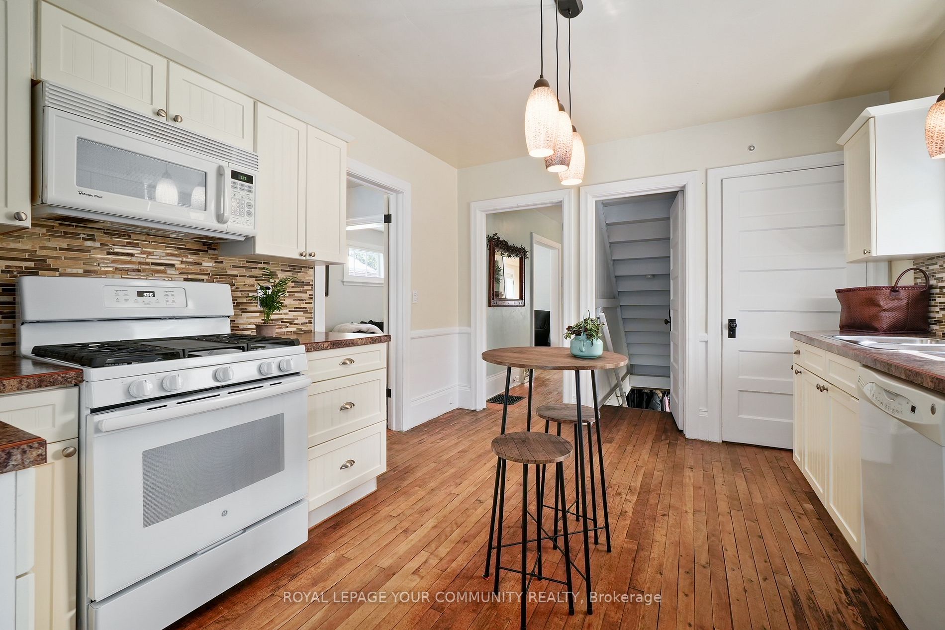 14 James St E