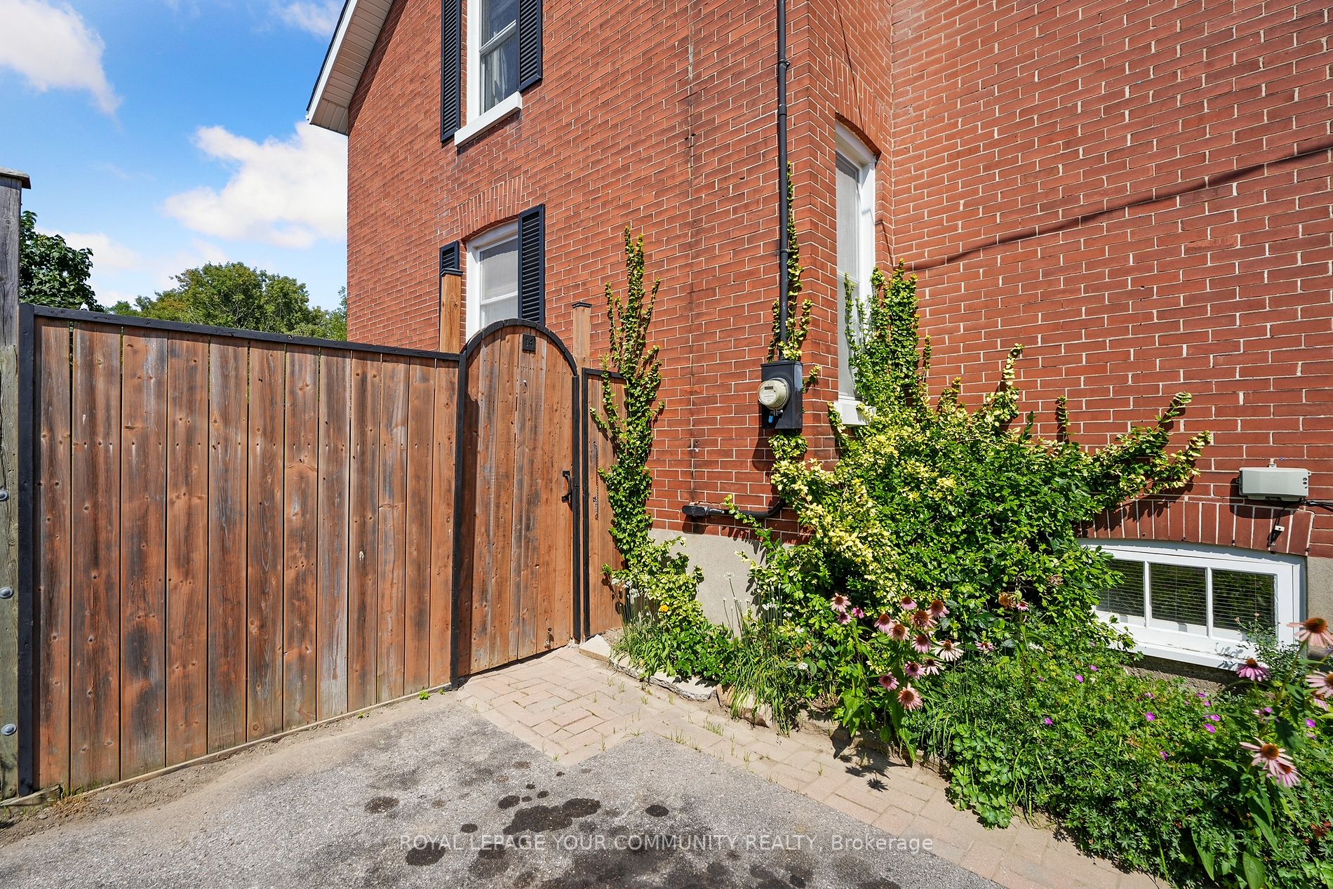 14 James St E