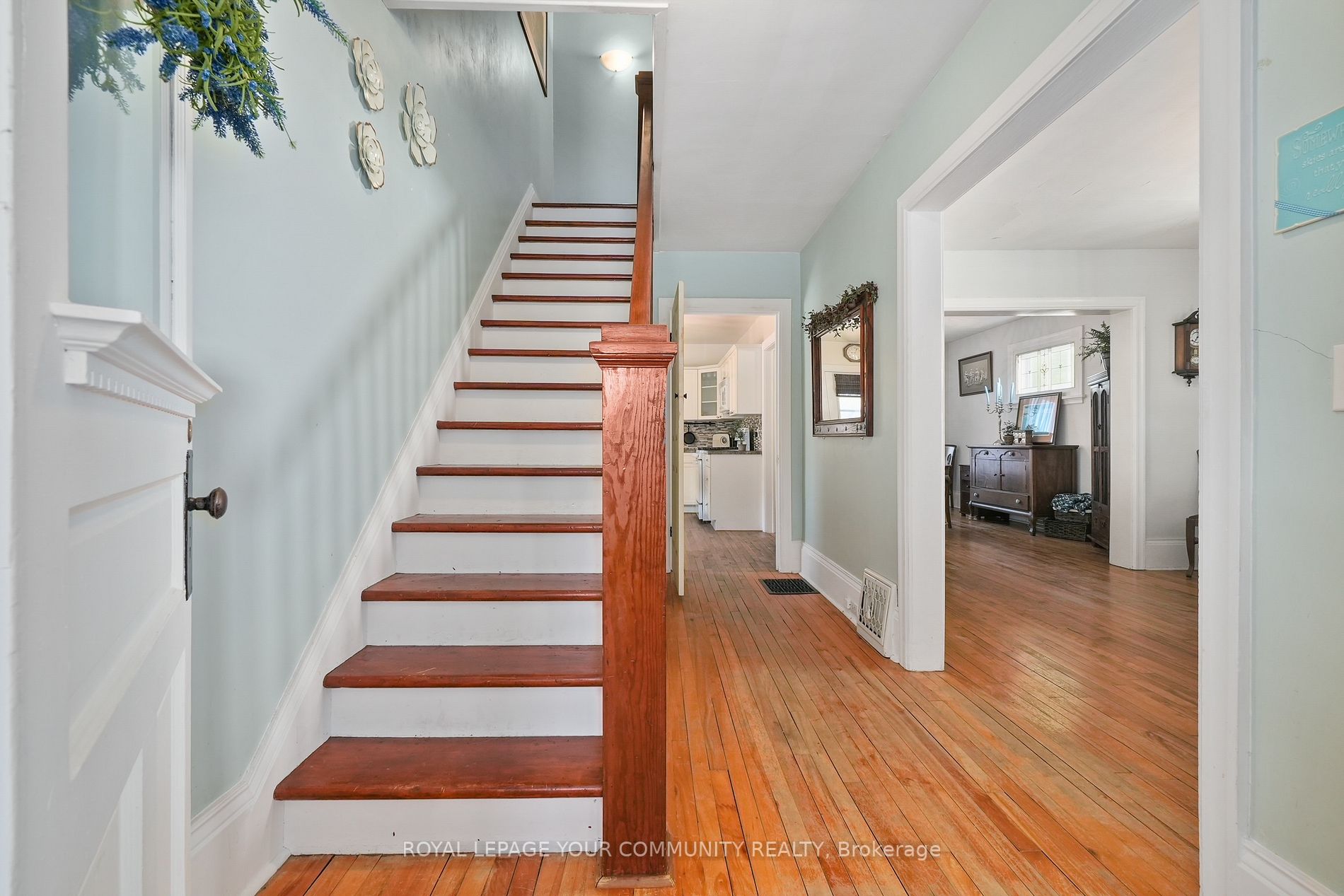 14 James St E