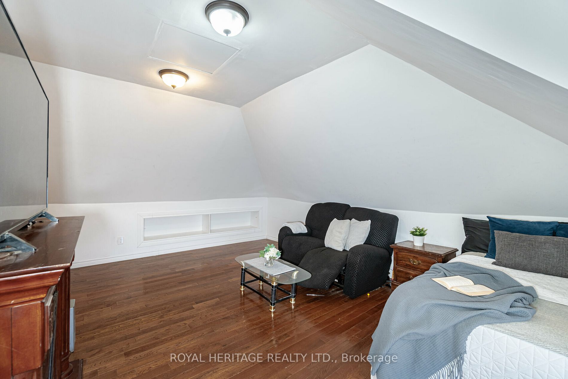 414 Main Street E