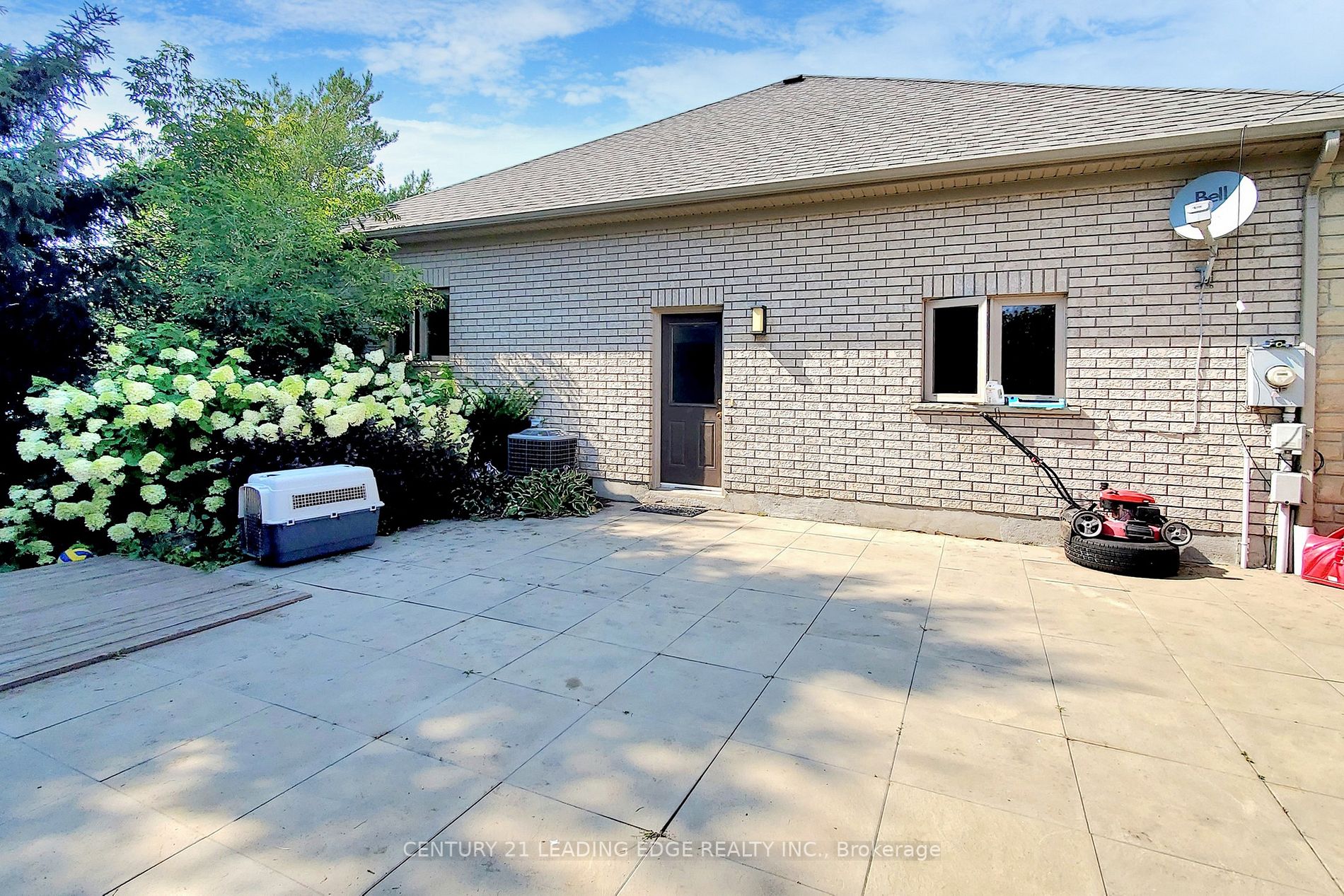 588 Simon St W