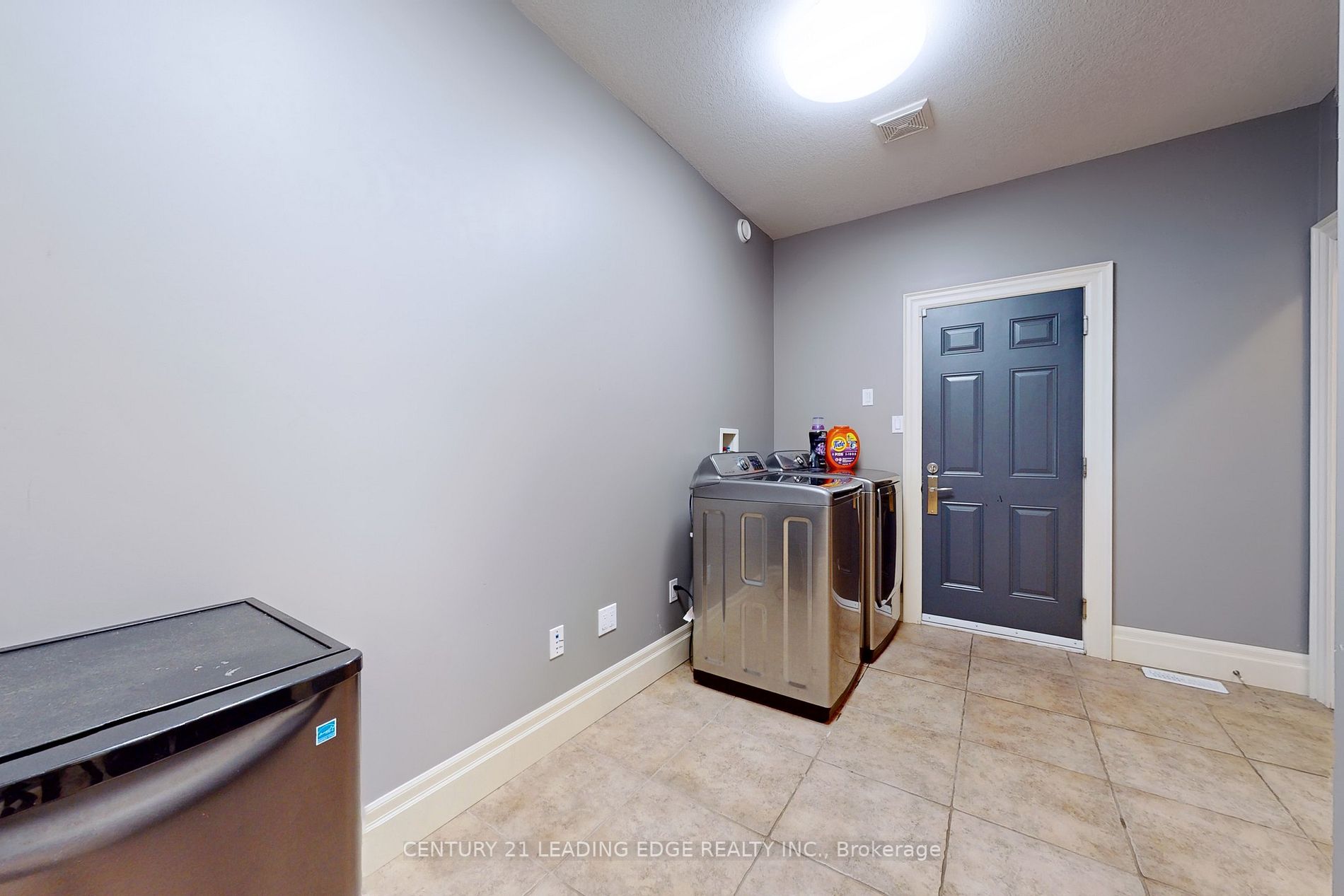 588 Simon Street W
