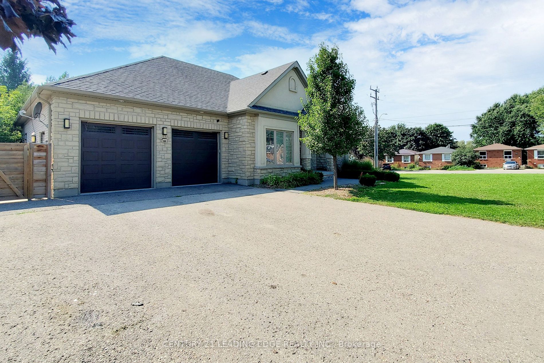 588 Simon Street W