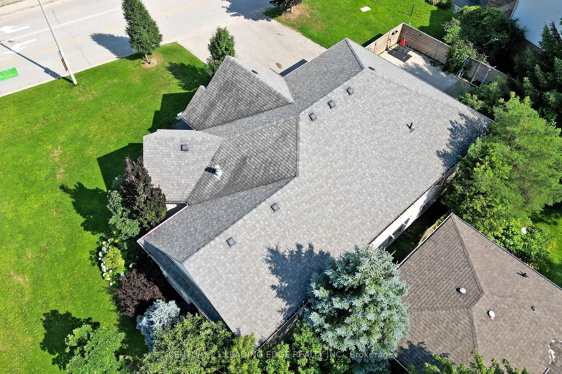 588 Simon Street W