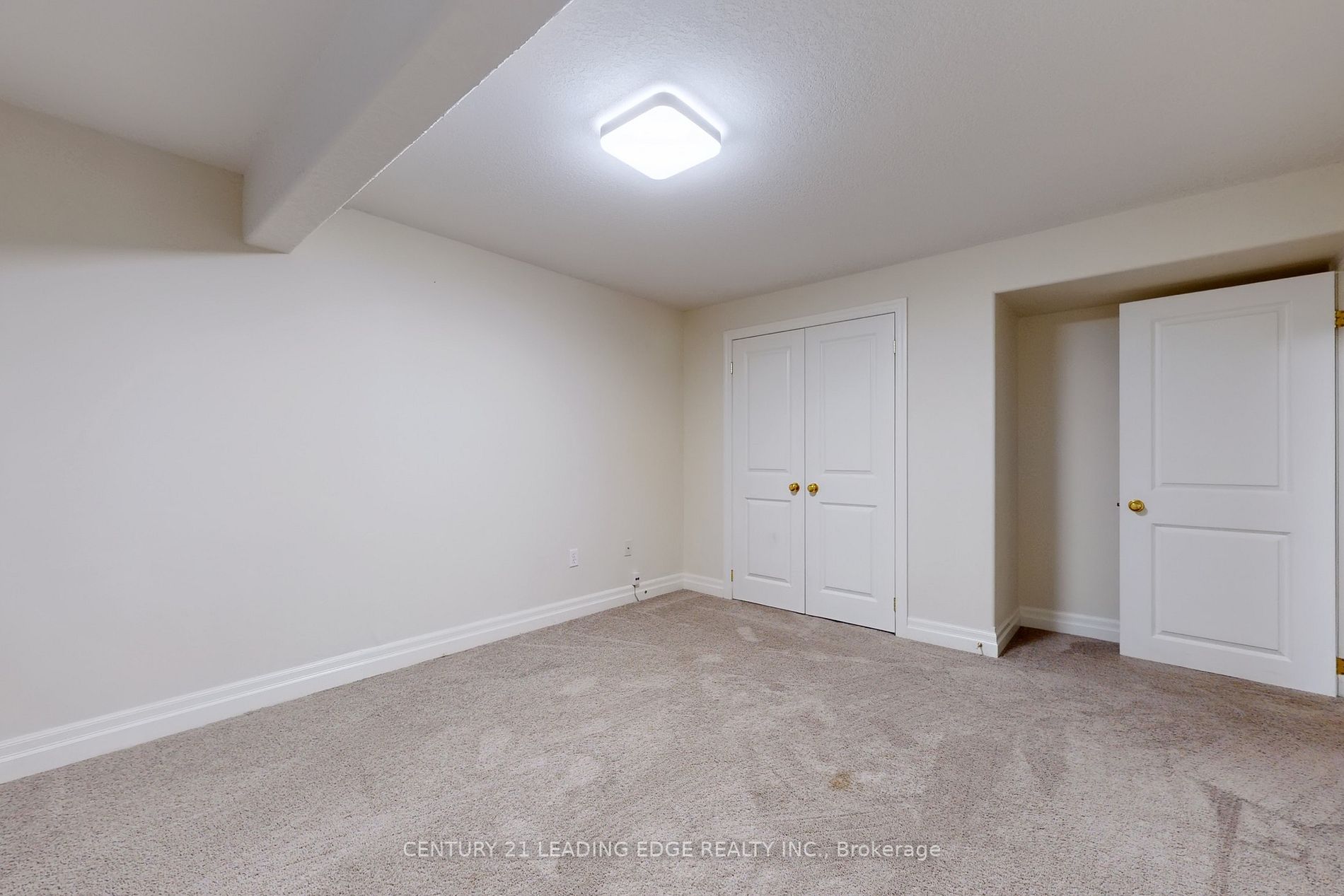 588 Simon Street W