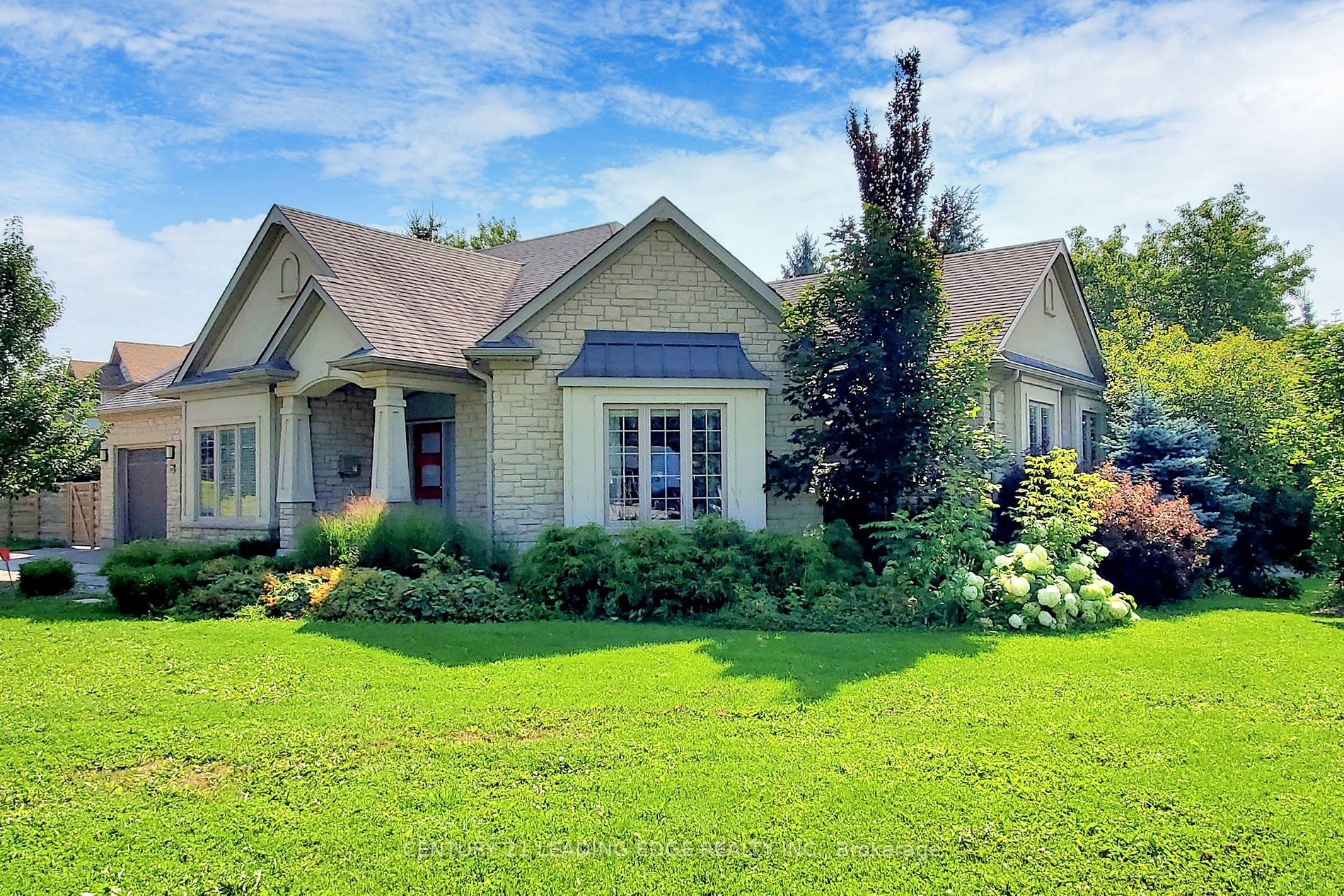 588 Simon Street W
