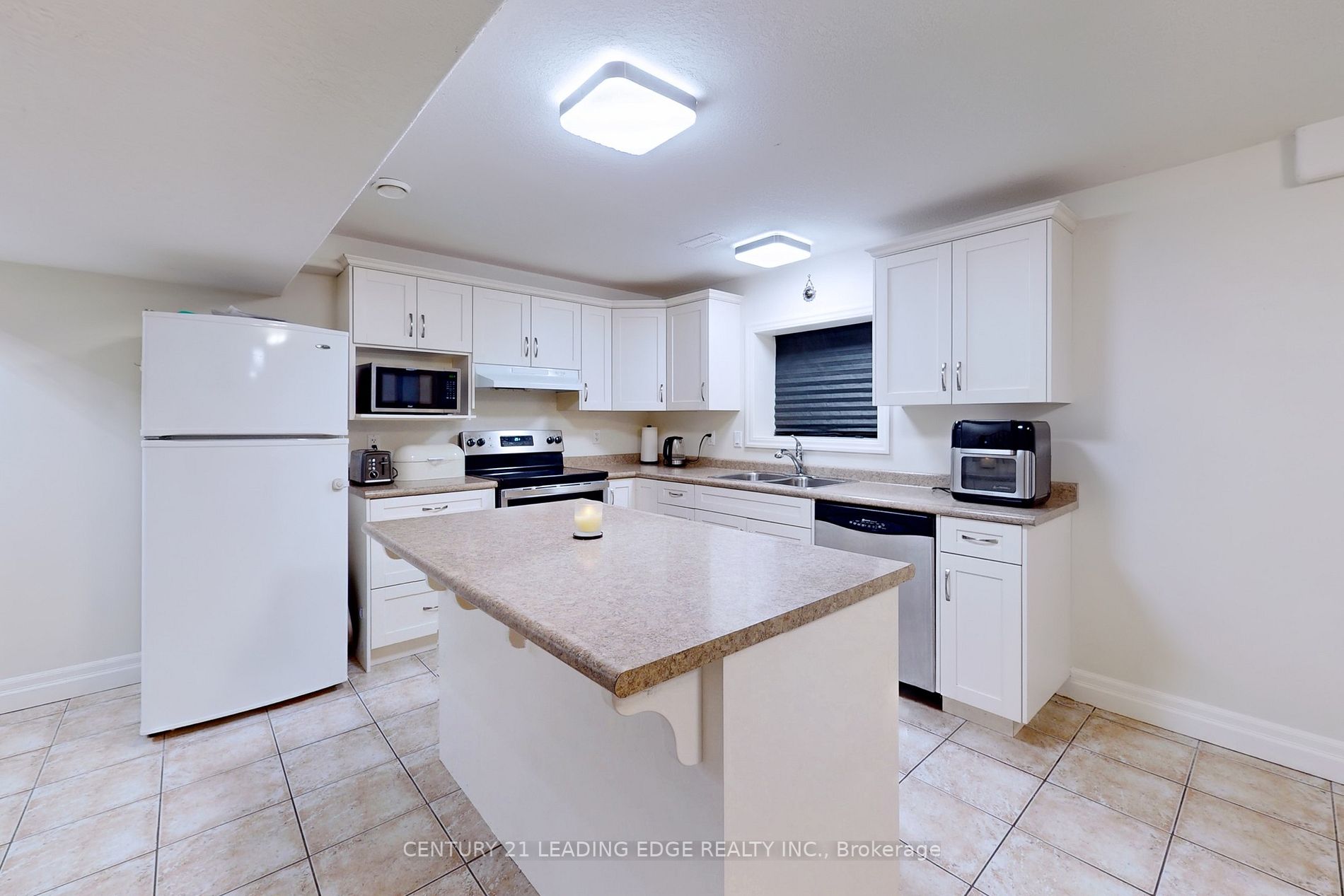 588 Simon Street W