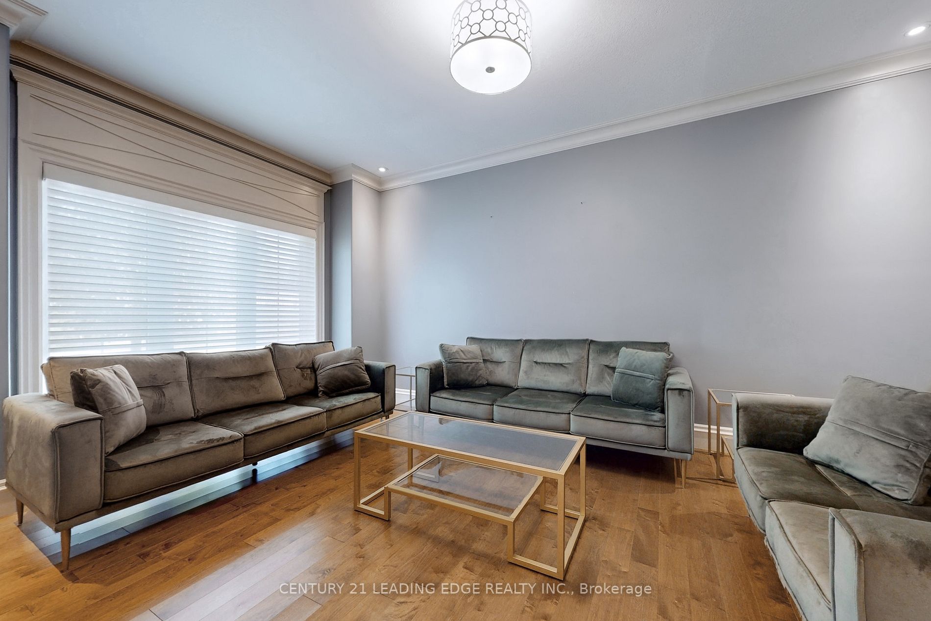 588 Simon Street W