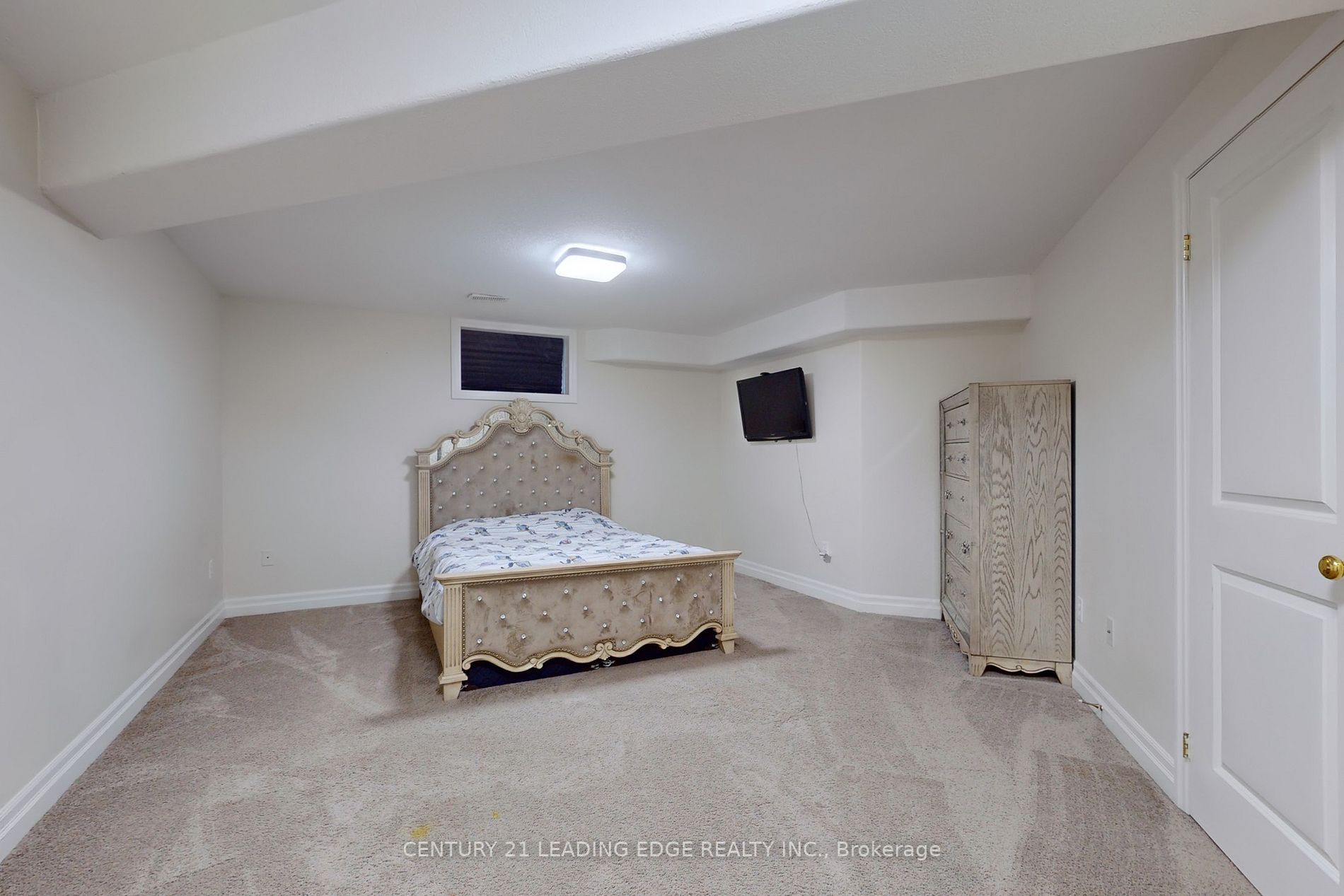 588 Simon Street W