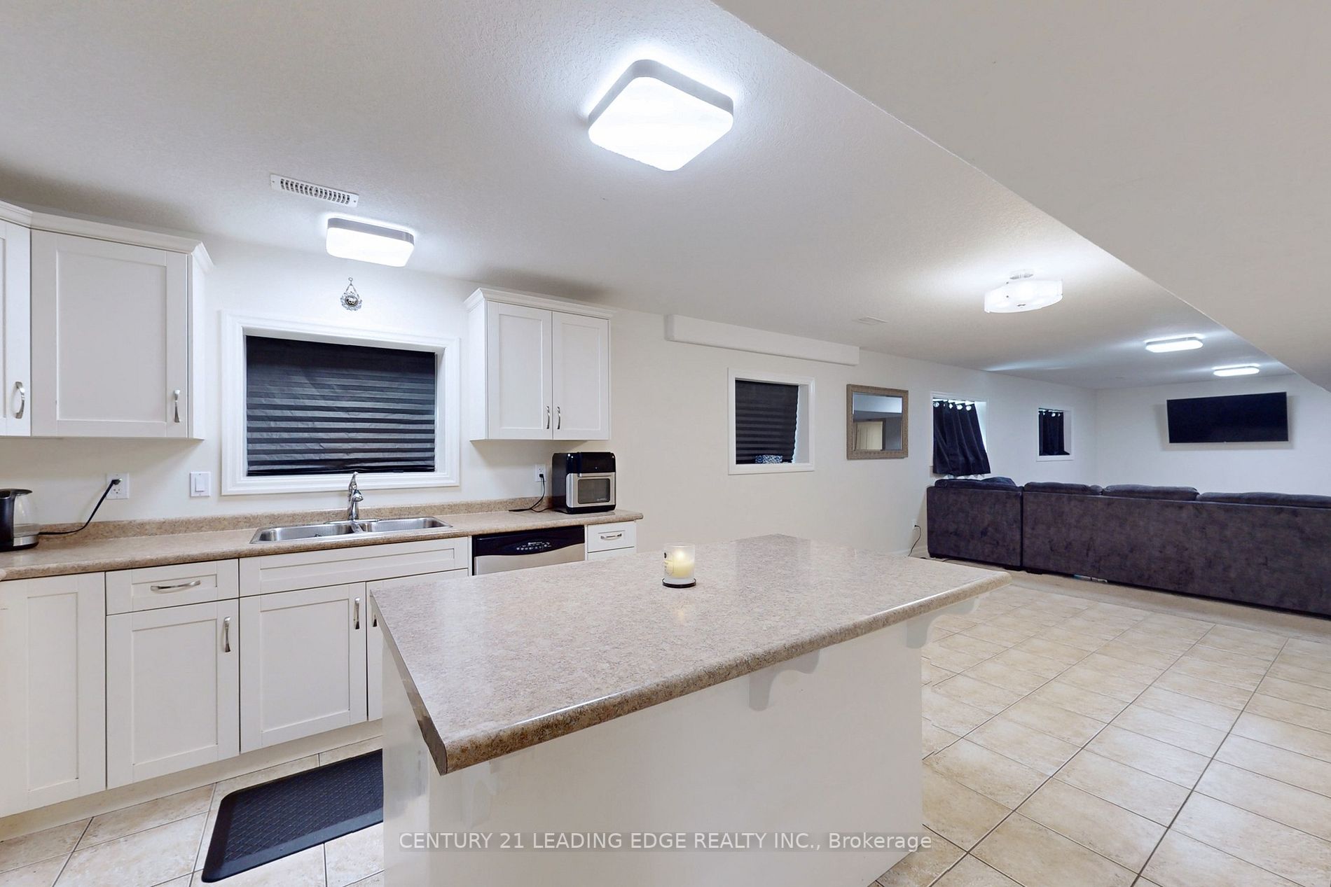 588 Simon Street W