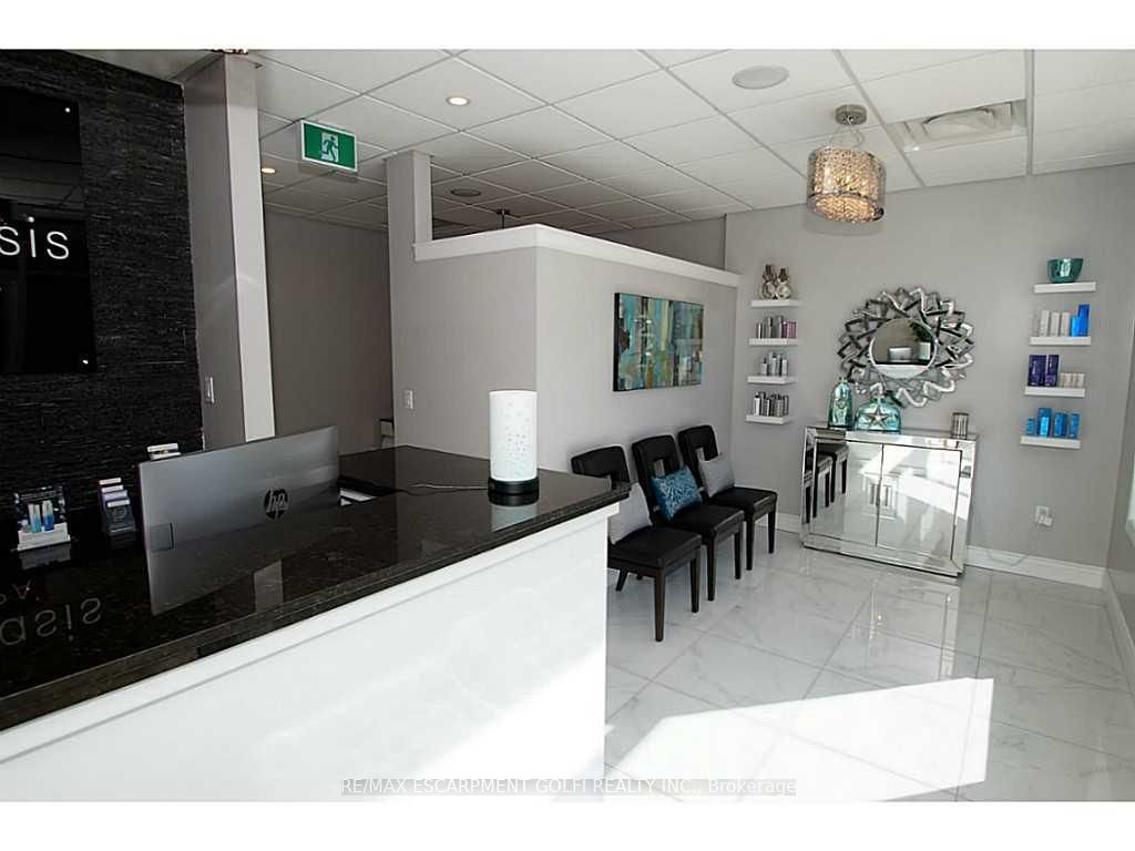 132 King St W