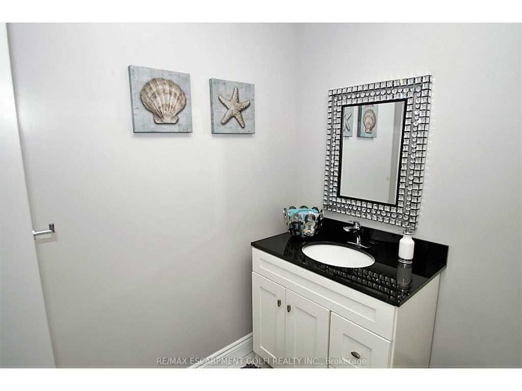 132 King St W