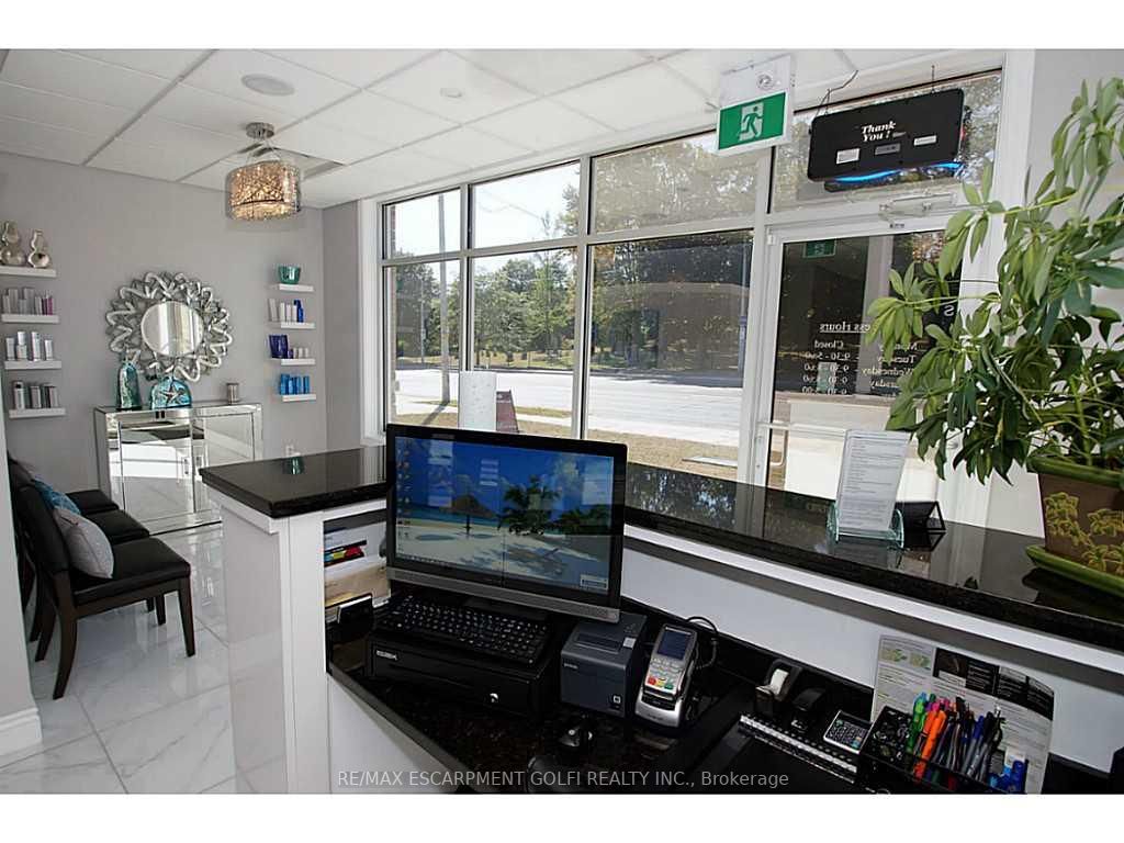 132 King St W