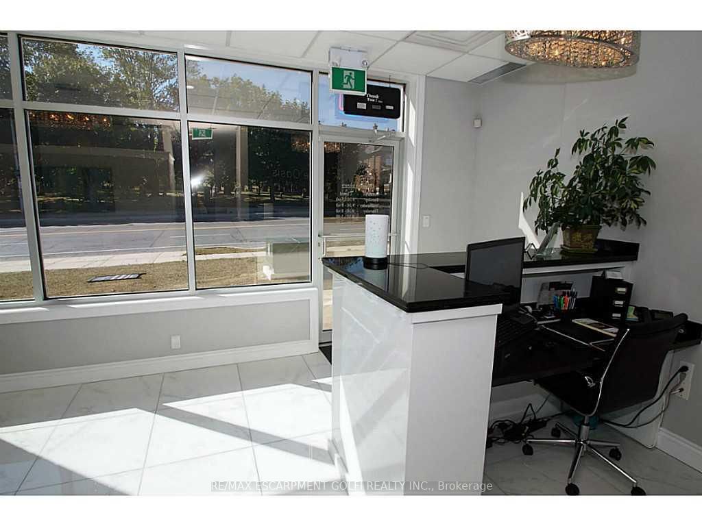 132 King St W