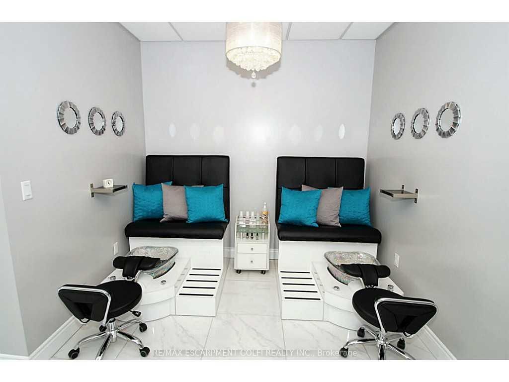 132 King St W
