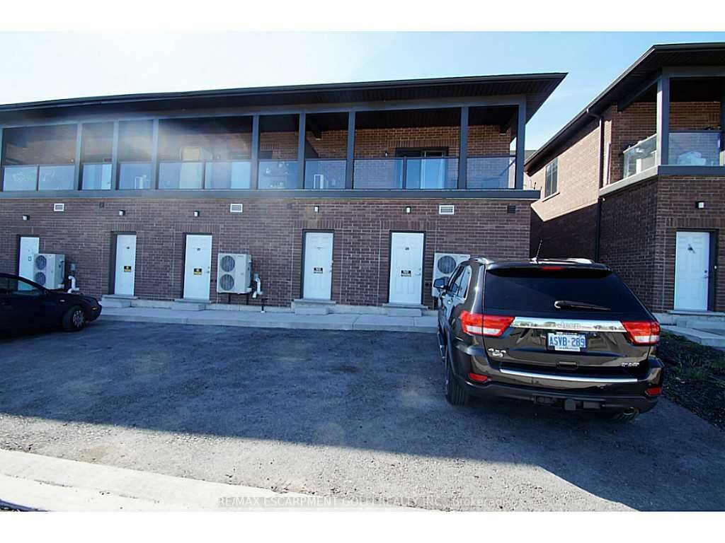 132 King St W