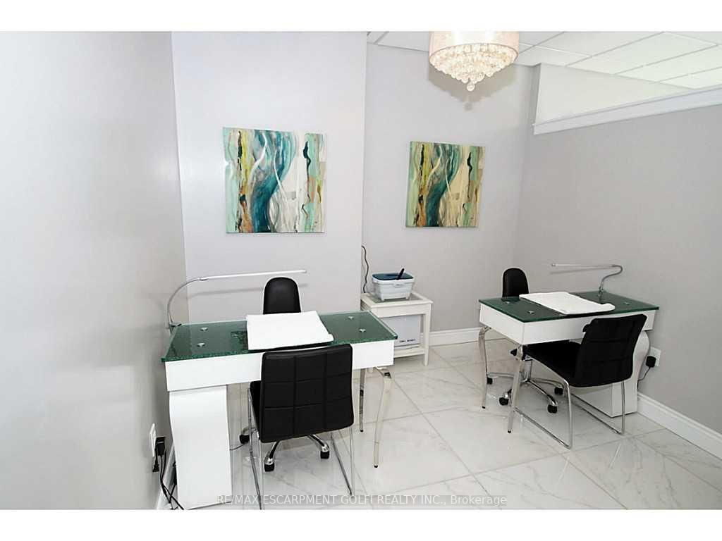 132 King St W