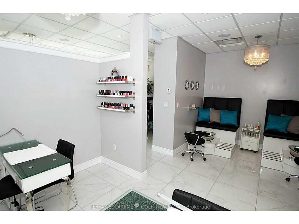 132 King St W