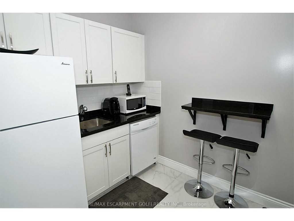 132 King St W