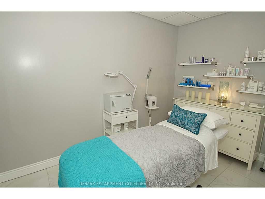 132 King St W