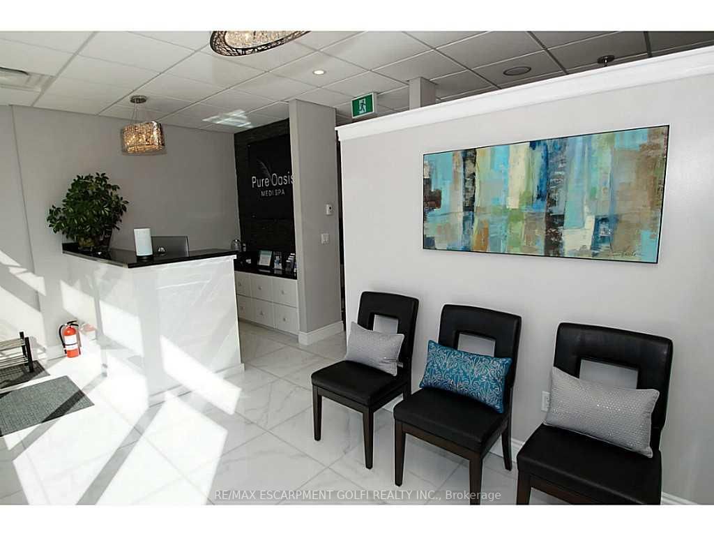 132 King St W