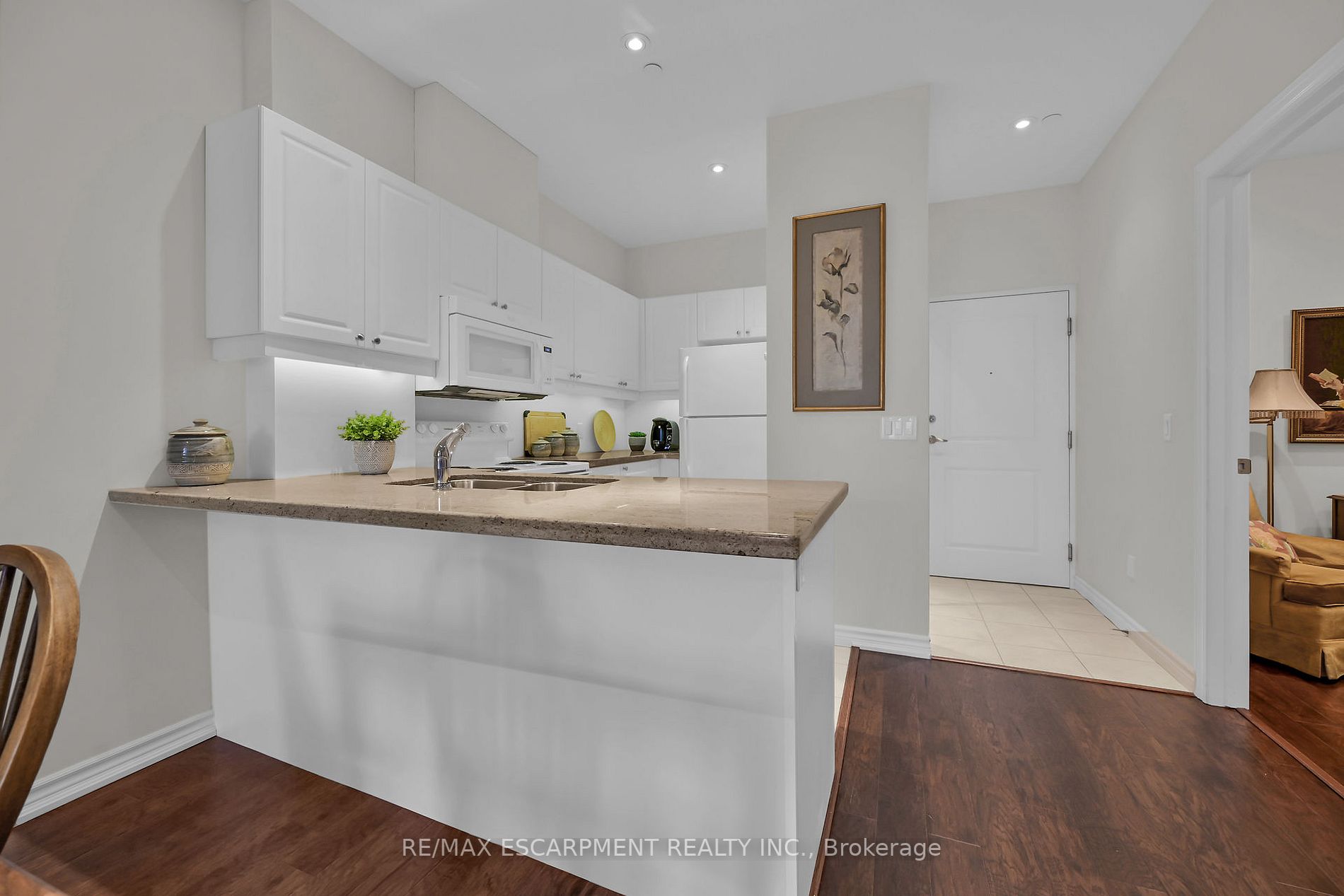 95 Wilson St W, #210