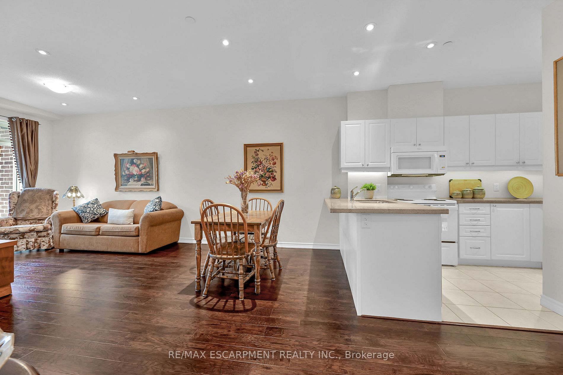 95 Wilson St W, #210