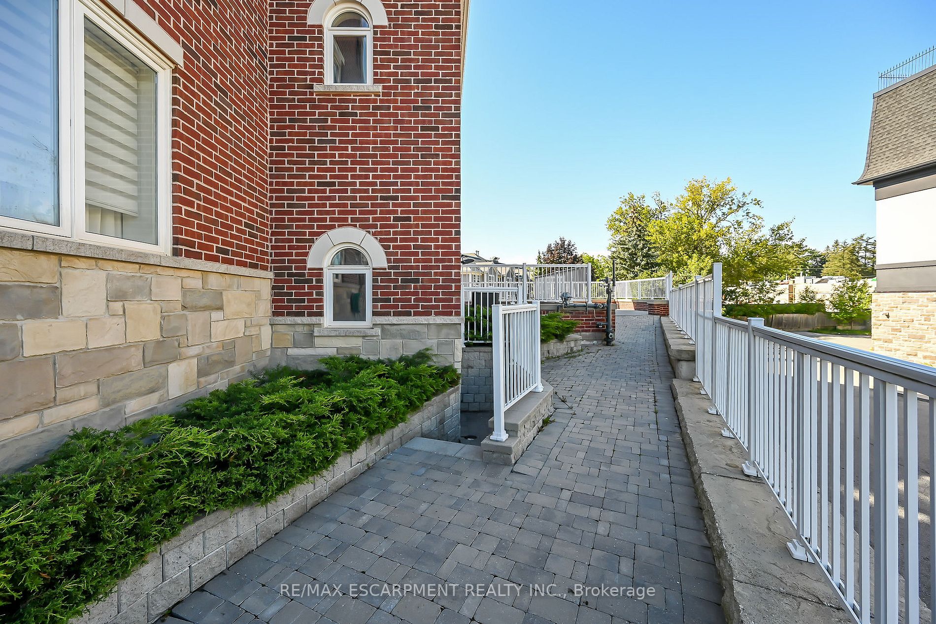95 Wilson St W, #210