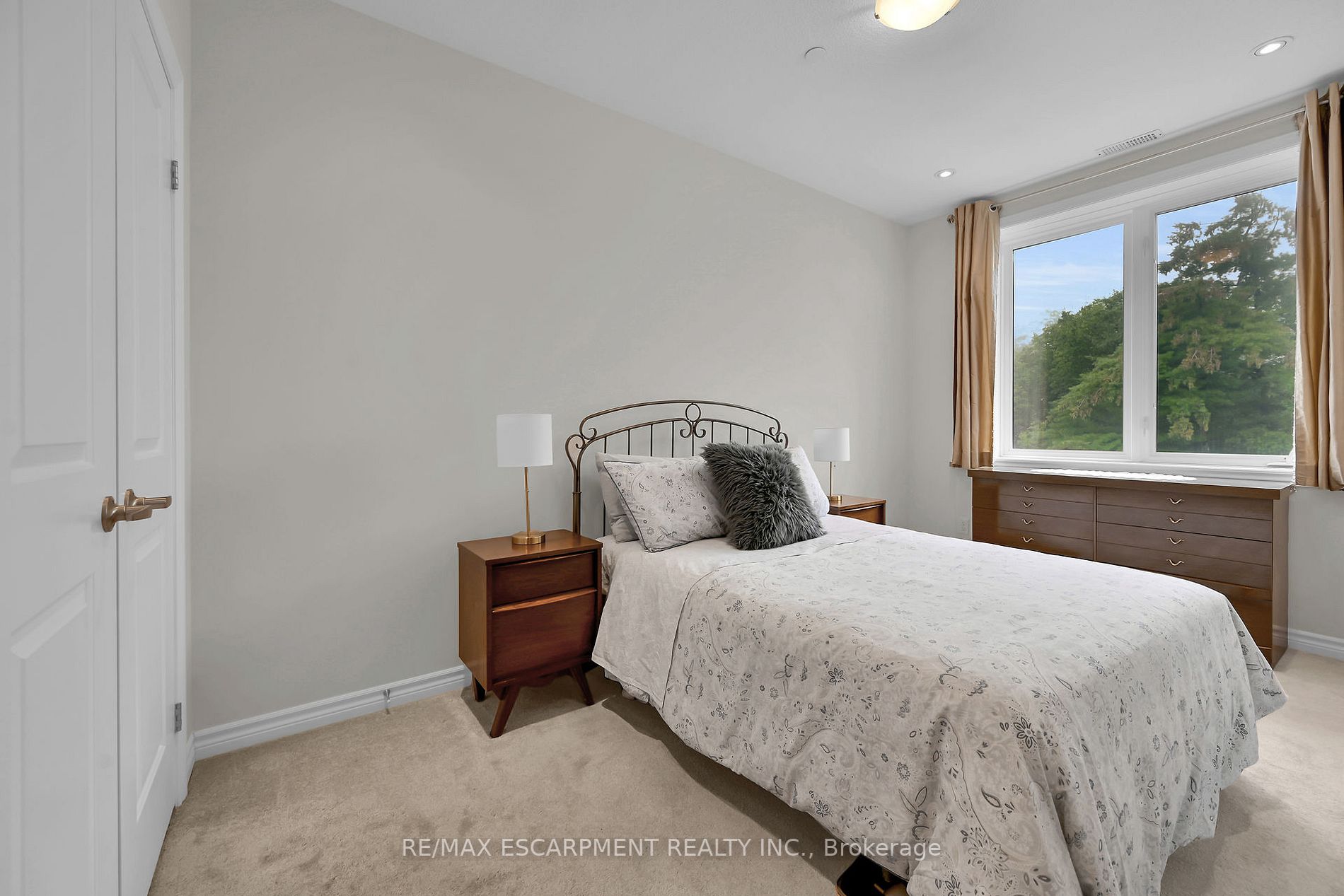 95 Wilson St W, #210